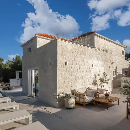4 Bedroom Awesome In Brac