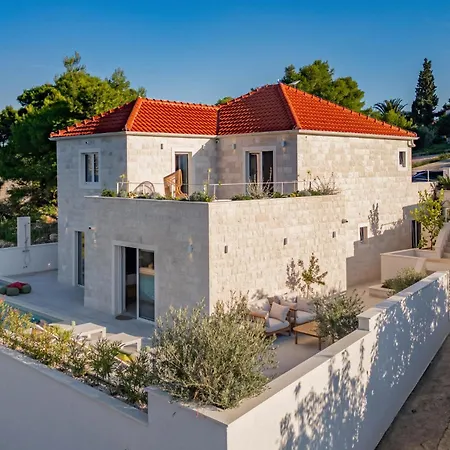 4 Bedroom Awesome In Brac بيت للعطل *