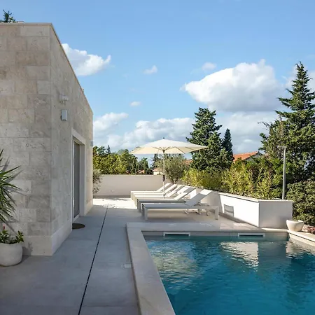 4 Bedroom Awesome In Brac